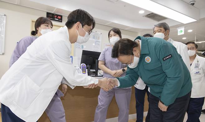 조규홍 보건복지부 장관이 지난달 29일 서울 동작구 중앙대학교병원을 방문, 전공의 집단행동에 따른 비상진료체계 운영 현황을 점검하고 현장에서 환자들을 진료하고 있는 의료진들을 격려하고 있다./사진= 뉴스1 /사진=(서울=뉴스1)