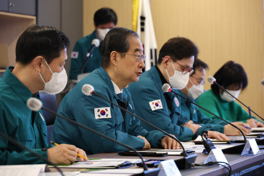 정부의 전공의에 대한 복귀 시한이 지난 1일 오전 한덕수 국무총리가 서울 강동구 중앙보훈병원을 찾아 발언하고 있다. 연합뉴스