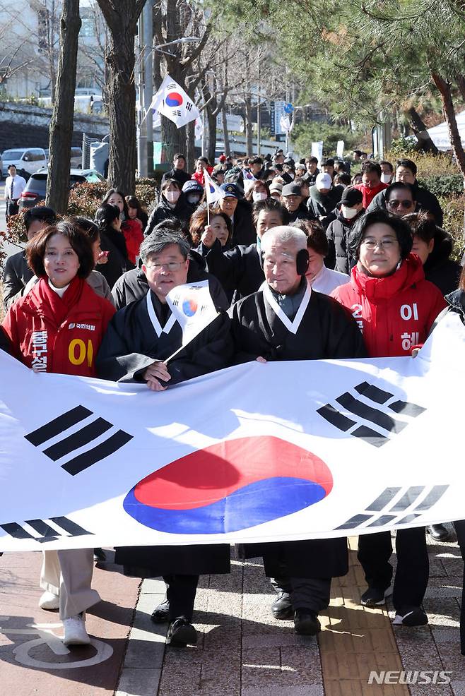 [서울=뉴시스] 조성우 기자 = 제105주년 3.1절인 1일 오전 서울 중구 3.1독립운동기념탑에서 열린 기념식에서 김길성 중구청장(왼쪽 두 번째) 등 주요 내빈 및 주민들이 대형 태극기를 들고 있다. 2024.03.01. xconfind@newsis.com