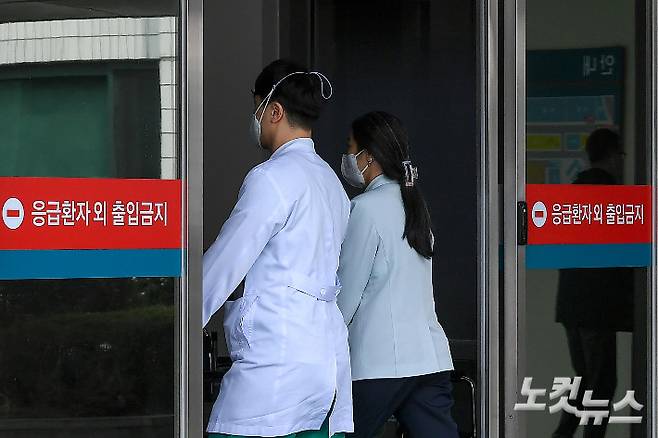 정부가 전공의들의 복귀 기한으로 제시한 날을 하루 앞둔 2월 28일 서울의 한 대형병원에서 의료진이 이동하고 있다. 정부는 이날 각 수련병원의 전공의 대표자 등의 집을 직접 찾아가 업무개시명령을 전달하기 시작했다. 박종민 기자
