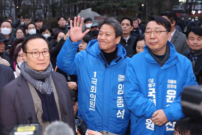 왼쪽부터 더불어민주당 친문(친문재인) 핵심 인사들인 홍영표 의원, 임종석 전 실장, 윤영찬 의원. [연합뉴스]