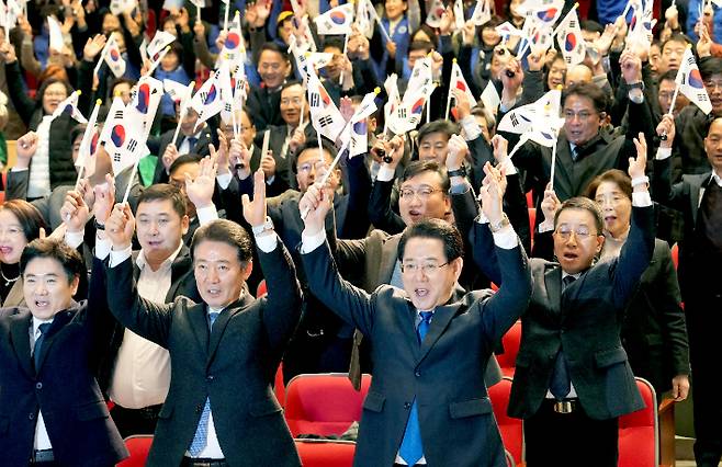 김영록 전라남도지사가 1일 전남도청 김대중강당에서 개최된 '제105주년 3·1절 기념식'에서 참석자들과 만세 삼창을 하고 있다. 전라남도 제공