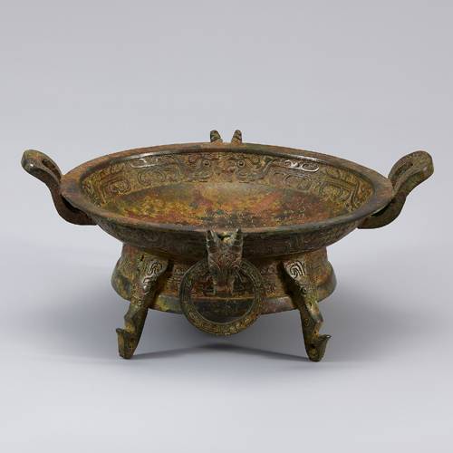 금문사족사이도철문반(金文四足四耳饕餮紋盤, 13.0×23.1×16.0cm). 중국 서주 시대(BC 1046∼BC 771년) 문화상을 기록하고 있어 역사적 가치가 높다.