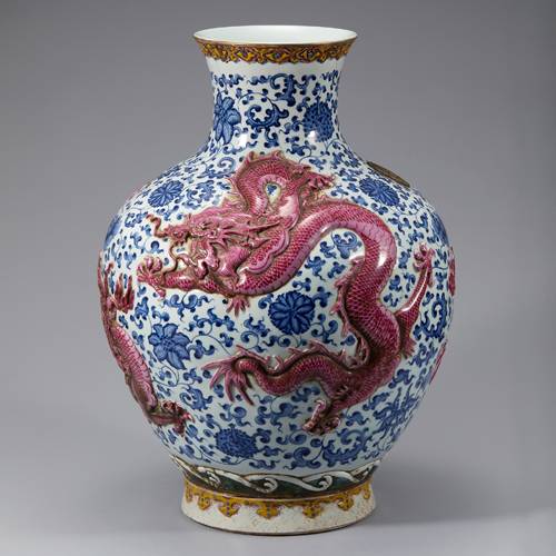 ‘청건륭 어람지보 청화연지홍채용문병’(清乾隆 御览之宝 青花胭脂红彩龙纹瓶 53.5×17.5×21.5cm)