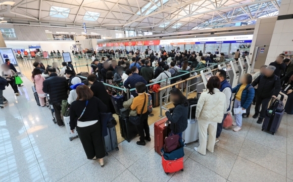 연휴 앞두고 해외로 - 3·1절 연휴를 하루 앞둔 29일 인천국제공항 제1여객터미널에서 여행객들이 탑승 수속을 위해 줄을 서고 있다. 연합뉴스