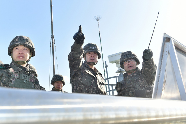 김명수 합참의장이 1일 육군 17사단 해안경계부대에서 해안경계작전태세를 점검하며 “상황이 발생한다면 뒤돌아보지 말고 단호하게 대응하라”고 당부했다. 사진 제공=합참