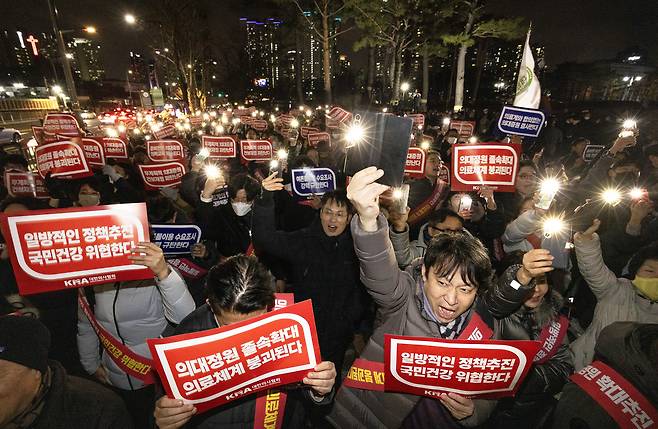 2월15일 서울 용산 대통령실 앞에서 의대 정원 확대에 반대하는 집회가 열렸다.ⓒ시사IN 조남진