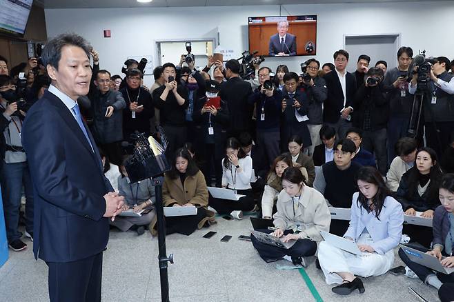 임종석 전 대통령비서실장이 2월28일 서울 국회 소통관 기자회견장에서 공천과 관련해 당 지도부의 재고를 요청하는 기자회견을 마친 후 취재진의 질문에 답변하고 있다. ⓒ연합뉴스