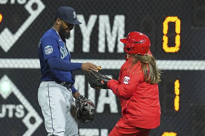 필라델피아 홈구장 시티즌스 뱅크 파크에서 지난해 4월 25일 열린 필라델피아와 시애틀의 경기. 시애틀 외야수 테오스카 에르난데스가 경기장 안으로 떨어진 핫도그를 주워다 필라델피아 볼걸에게 건네고 있다. 게티이미지