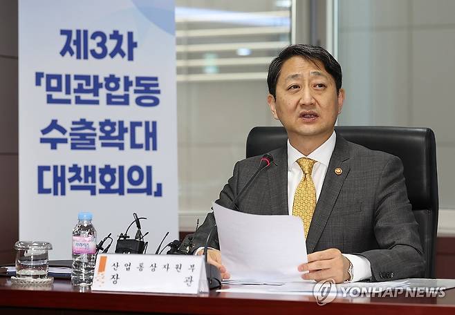 모두발언하는 안덕근 장관 (서울=연합뉴스) 김성민 기자 = 안덕근 산업통상자원부 장관(오른쪽 첫번째)이 28일 오전 서울 종로구 한국무역보험공사에서 열린 '제3차 민관합동 수출확대 대책회의'에서 모두발언하고 있다. 2024.2.28 ksm7976@yna.co.kr