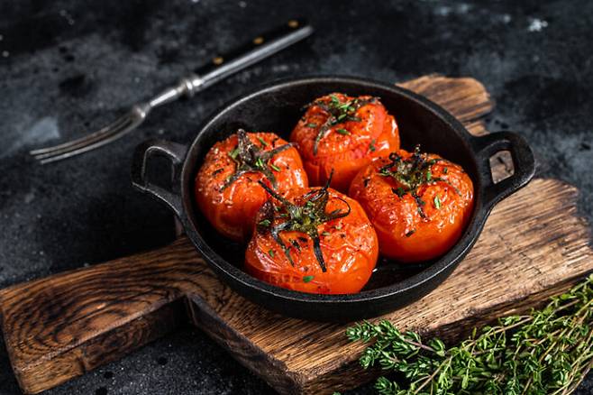 토마토를 굽거나 익혀서 먹으면 건강에 좋은 라이코펜이 크게 늘어나고 몸에 흡수가 잘 된다. [사진=게티이미지뱅크]