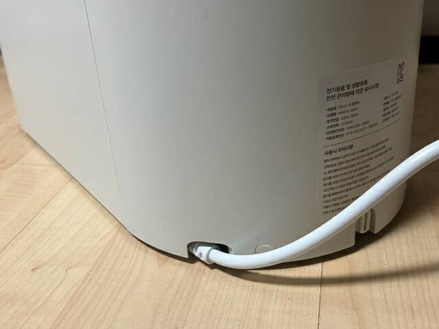 미닉스 음식물처리기 '더 플렌더' 후면 콘센트 연결부도 보이지 않게 숨긴 디테일이 돋보인다. (사진=지디넷코리아 신영빈 기자)