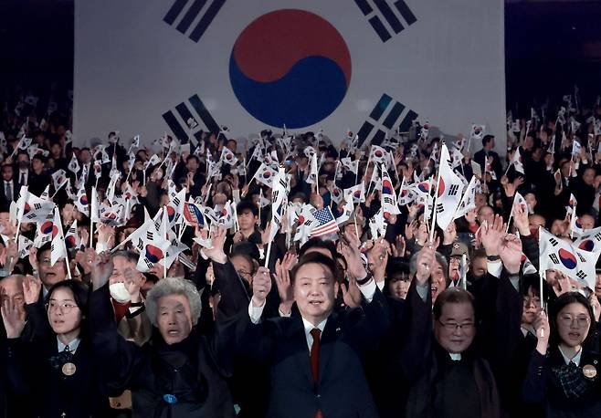 윤석열 대통령이 1일 서울 중구 유관순기념관에서 열린 제105주년 3·1절 기념식에서 만세삼창을 하고 있다./뉴시스