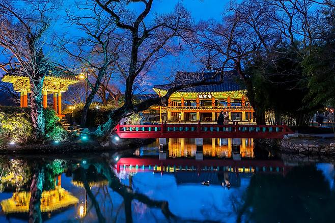 '여행 가는 달'을 맞아 3월 29~31일 한시적으로 하루 두 차례 문화 관광 해설사와 함께 내부 탐방 행사를 여는 전북 남원 '광한루'의 야경. 광한루 내부는 문화재 보호 차원에서 출입을 제한해왔던 곳이다. / 양수열 영상미디어 기자