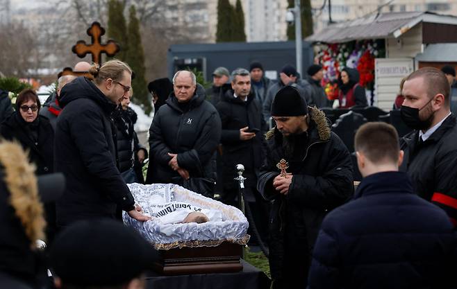 1일(현지 시각) 러시아 모스크바의 보리솝스코예 공동묘지에서 열린 알렉세이 나발니의 입관식. /로이터 연합뉴스
