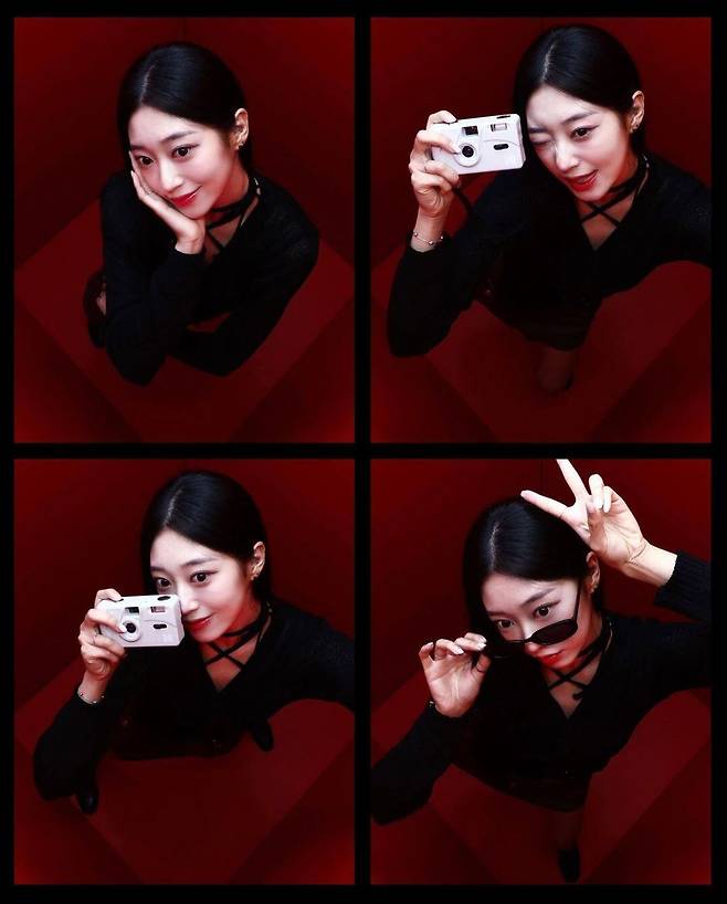 한 20대 여성이 필름 카메라를 들고 포토부스의 천장에 달린 카메라를 향해 포즈를 취하고 있다. /돈룩업 제공