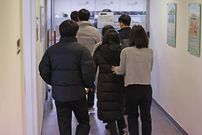 29일 서울 여의도 건강보험공단 서울강원지역본부에서 전공의로 추정되는 참석자들이 박민수 보건복지부 2차관과의 면담을 마친 뒤 회의실을 나서고 있다.  2024.02.29/뉴스1