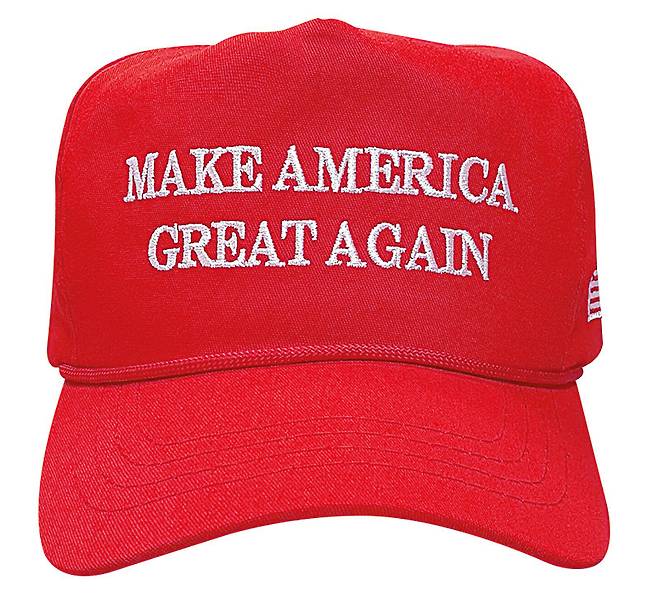 트럼프 전 대통령의 구호  마가(MAGA·미국을 다시 위대하게) 가 적힌 빨간색 야구 모자. 그의 대표 굿즈다. 사진 출처 트럼프스토어