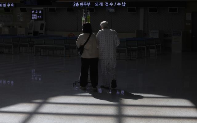 정부가 제시한 전공의 복귀 시한이 지난 1일 서울 강동구 중앙보훈병원에서 환자와 보호자가 로비를 지나고 있다. 뉴스1