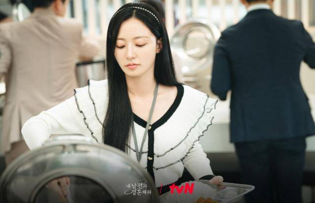 tvN 드라마 '내 남편과 결혼해줘'에서 주인공의 삶을 선망해 그의 모든 것을 빼앗는 정수민(송하윤 분). tvN 제공