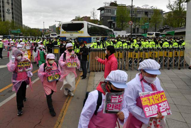 민주노총 서비스연맹 전국학교비정규직노조 조합원 100여 명이 2022년 4월 서울 종로구 대통령직인수위원회 인근에서 집회를 위해 결집하고 있다. 최주연 기자