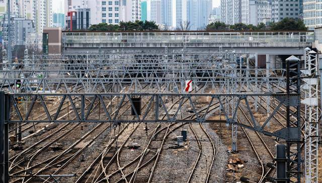 지난달 27일 서울 구로구 오류동역 앞 선로 위로 조성된 공원의 나무가 보인다. 이곳에는 원래 공공임대주택 '행복주택'이 들어설 계획이었으나, 행복주택은 공원 옆 부지에 건설되고 선로 위는 공원이 조성됐다.