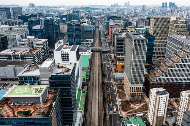 핵심 지하화 대상인 경부선 철도가 지난달 28일 서울 금천구 가산디지털단지 일대를 가로지르고 있다.