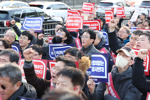 ▲ 대한의사협회 의대정원 증원 저지 비상대책위원회가 지난 25일 오후 서울 용산구 대통령실 앞에서 연 ‘전국 의사 대표자 확대 회의 및 행진 행사’에서 참가자들이 구호를 외치고 있다. [연합뉴스 자료사진]