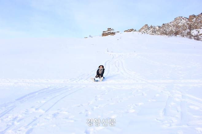 몽골 테를지 국립공원 설원에서 타는 눈썰매.