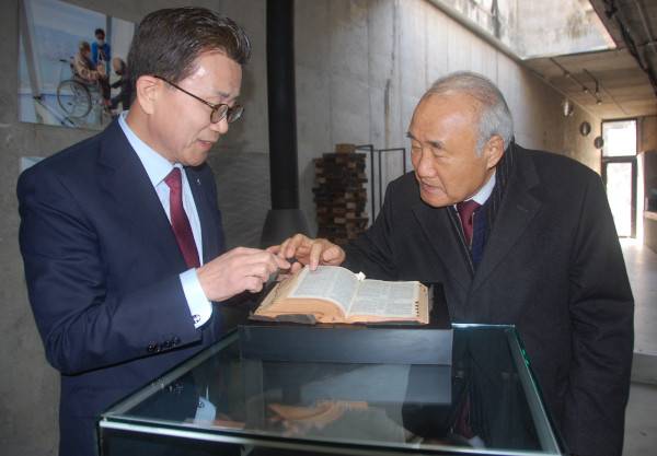 홍정길(오른쪽) 밀알복지재단 이사장과 송길원 하이패밀리 대표가 지난 27일 경기도 양평 하이패밀리 갤러리에서 이승만 전 대통령이 애송하던 갈라디아서 5장 1절 말씀을 가리키고 있다.