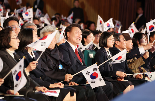 윤석열 대통령이 1일 서울 중구 유관순기념관에서 열린 제105주년 3·1절 기념식에 참석해 태극기를 흔들고 있다. 윤 대통령은 올해 3·1절 기념사에서 지난해와 달리 ‘통일’을 8차례 언급하며 “3·1운동은 모두가 자유와 풍요를 누리는 통일로 비로소 완결되는 것”이라고 강조했다. 김지훈 기자
