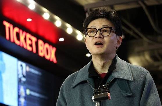 국민의힘 한동훈 비상대책위원장이 지난달 12일 서울 여의도 한 영화관에서 영화 ‘건국전쟁’ 관람을 마친 뒤 취재진 질문에 답하고 있다. 연합뉴스