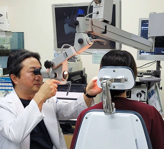 이비인후과 의사가 난청으로 의심되는 환자의 귀를 현미경으로 살펴보고 있다. ⓒ대한이과학회 제공
