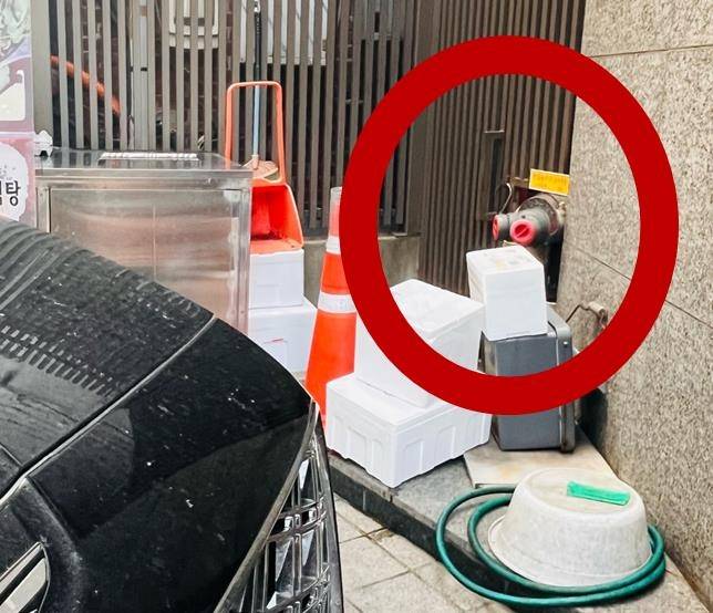 종로구 길거리에 주차된 차량에 가려진 소방 용수시설 [촬영 홍지희]