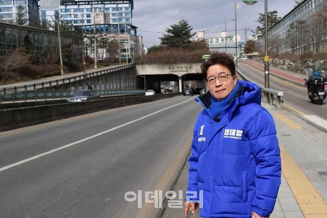 3일 염태영 예비후보가 ‘반반 무 많이’에서 진출입 계단시설 불편이 제기된 수원시 영통구 당암지하차도 현장을 점검하고 있다.(사진=염태영 예비후보)
