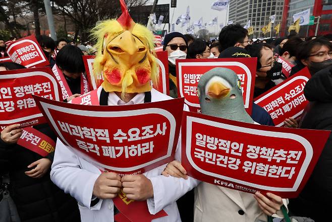 3일 오후 서울 여의도공원 옆 여의대로 인근에서 열린 의대정원 증원 및 필수의료 패키지 저지를 위한 전국의사 총궐기대회에서 참석자들이 의료 탄압 중단 등을 촉구하는 내용의 손팻말을 들고 있다 (사진=연합뉴스)