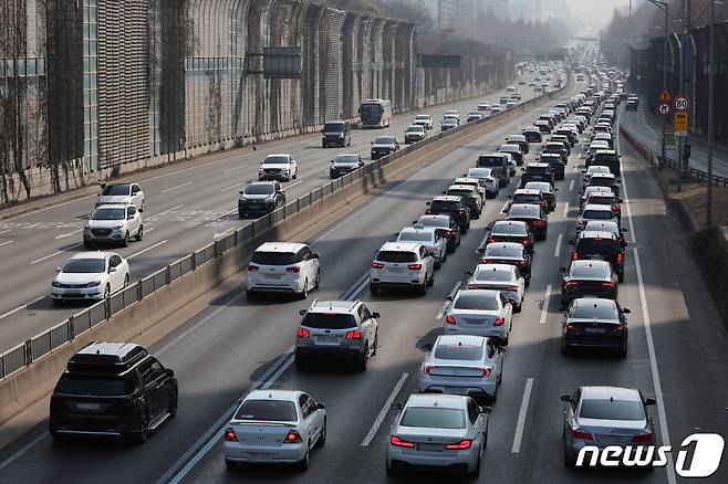 서울 서초구 경부고속도로 잠원 IC 인근 도로가 차량으로 정체를 빚고 있다.. 2024.2.10/뉴스1 ⓒ News1 신웅수 기자