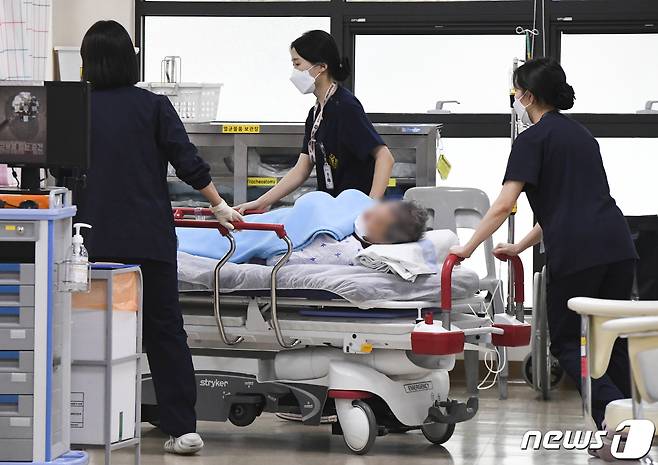 지난달 20일 오전 경기 성남시 분당구 국군수도병원 응급실에서 의료진이 민간인 환자를 옮기고 있다. 2024.2.20/뉴스1 ⓒ News1 사진공동취재단