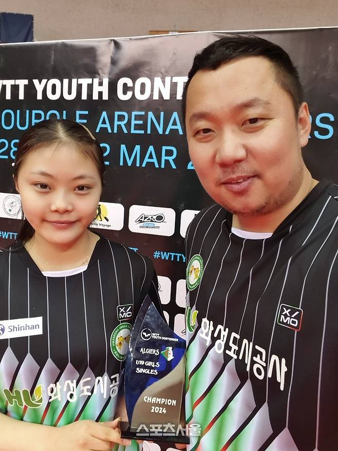 한국 탁구 15세 기대주 유예린이 2주 연속 WTT 유스 컨텐더 우승 뒤 조언래 전담코치와 함께 찍은 셀카. 제공|조언래 코치