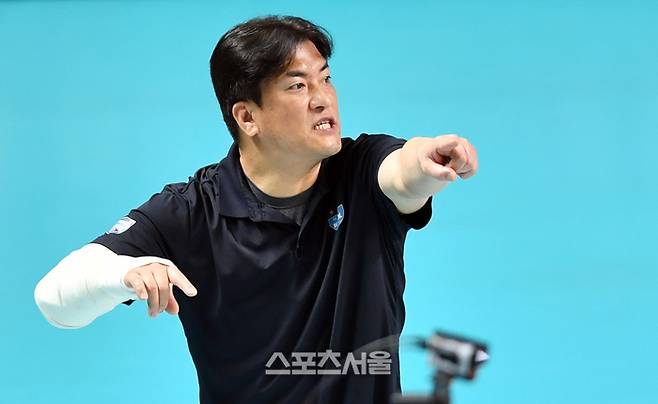 GS 차상현 감독이 3일 장충체육관에서 열린 2023-2024 V리그 여자부 GS칼텍스와 페퍼저축은행의 경기에서 터치아웃을 소리치고 있다. 2024.3.3.장충 | 강영조 기자 kanjo@sportsseoul.com