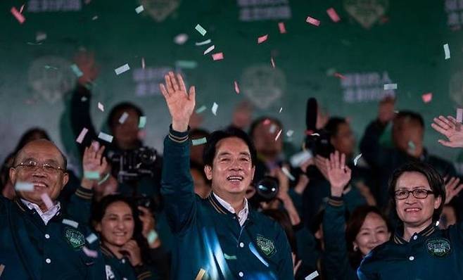 라이칭더(가운데) 총통 당선인이 지난달 13일 타이베이 민진당사 밖에서 열린 선거승리 집회에서 지지자들을 항해 손을 흔들며 활짝 웃고 있다. ⓒ AP/뉴시스