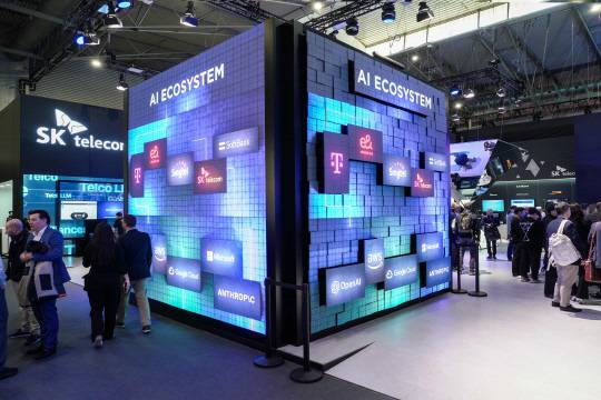 MWC24 SKT 전시관 입구에 배치돼 관람객들의 많은 주목을 끈 대형 키네틱 LED. SKT 제공