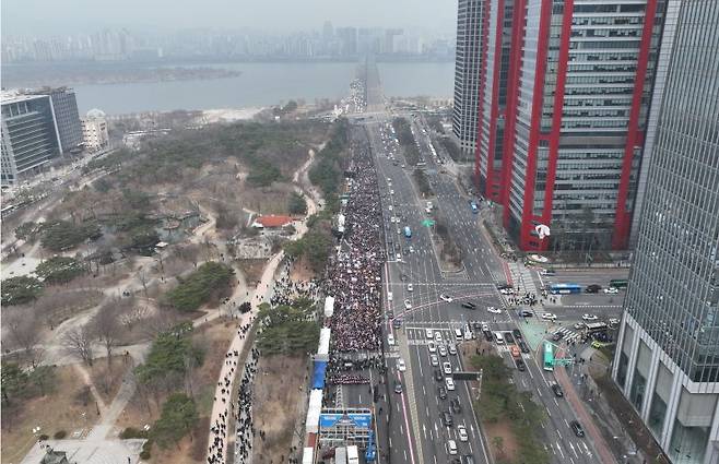 3일 오후 서울 영등포구 여의대로에서 열린 대한의사협회 주최 전국의사총궐기 대회에서 참가자들이 구호를 외치고 있다. 연합뉴스