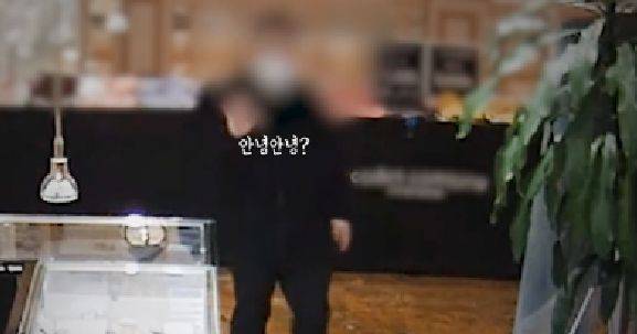금은방 직원에게 자신을 같은 건물에서 일하는 커피숍 사장이라고 속이고 820만원 상당의 귀금속을 갈취한 남성의 영상이 공개됐다. 사진=서울경찰 페이스북