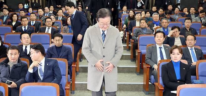 이재명 더불어민주당 대표가 2월27일 국회에서 열린 의원총회에 참석하고 있다. 연합뉴스