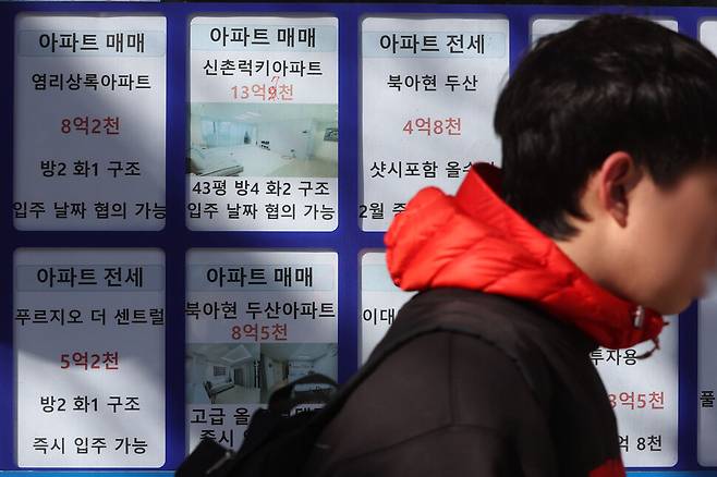 주택담보대출 중 주택 관련 대출 증가가 여전히 가계대출 증가세를 이끌고 있다. 지난 1일 서울의 한 부동산 중개업소 매물에 가격이 고쳐 쓰여 있다. 연합뉴스