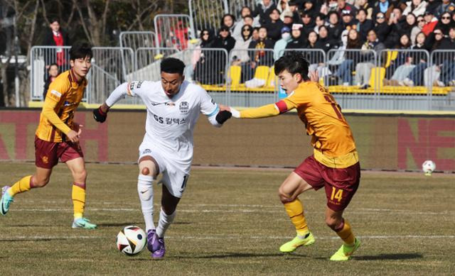 FC서울의 제시 린가드가 2일 광주 축구전용구장에서 열린 2024 K리그1 광주FC와 원정경기에서 후반 교체 투입돼 드리블 돌파를 시도하고 있다. 광주=뉴스1