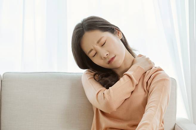 어깨 근육을 마사지하기만 하지 말고 승모근을 단련해야 통증이 해결된다./사진=클립아트코리아