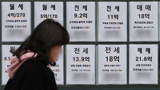 지난 2월 25일 서울 송파구의 한 부동산중개업소에 붙어 있는 전세 매물 안내문. 뉴스1