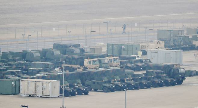 3일 경기 평택시 팽성읍 주한미군기지 캠프 험프리스에 군용 차량들이 주차돼 있다. 뉴스1